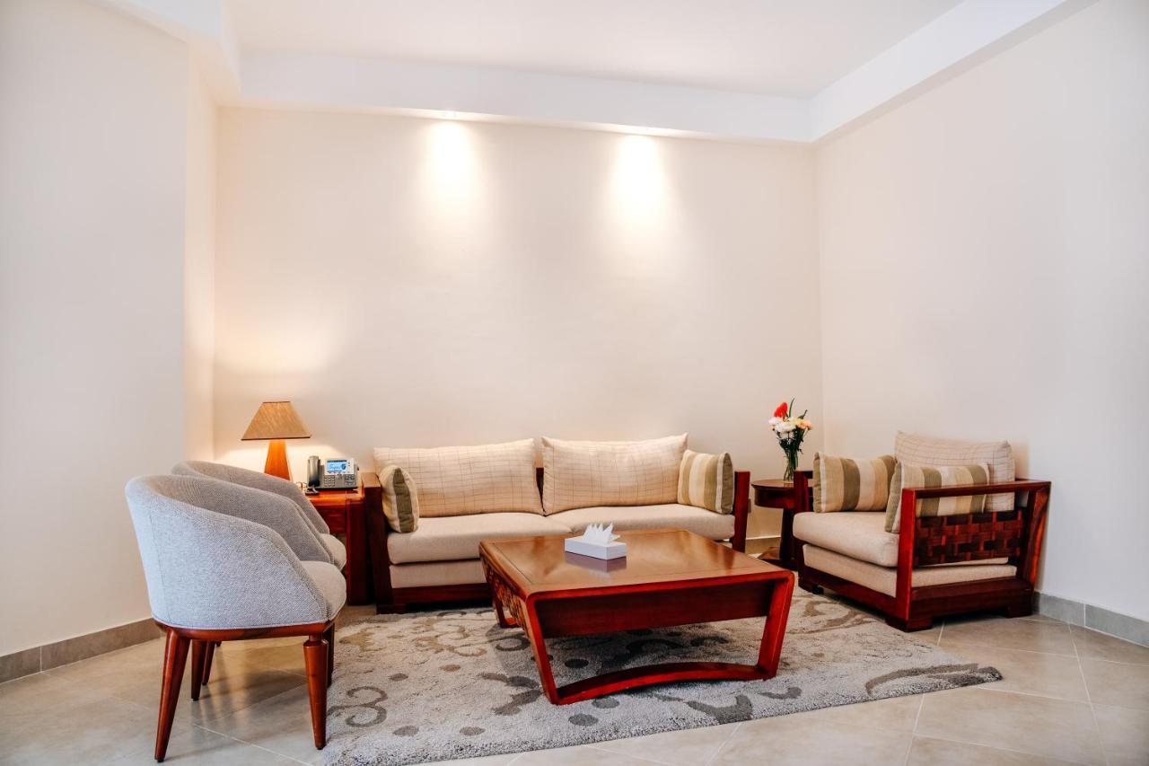 Hotel Tropitel Sahl Hasheesh Hurghada Esterno foto A living room with a carpet