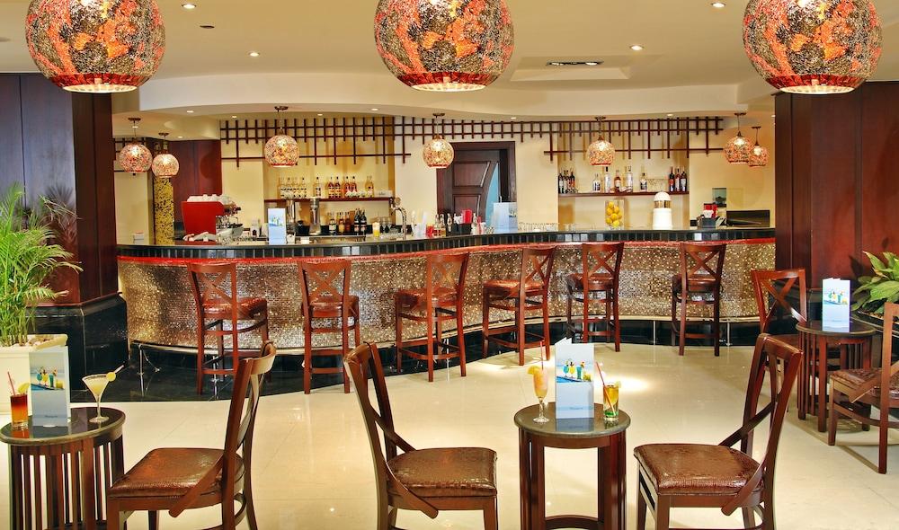 Hotel Tropitel Sahl Hasheesh Hurghada Esterno foto The bar at the hotel