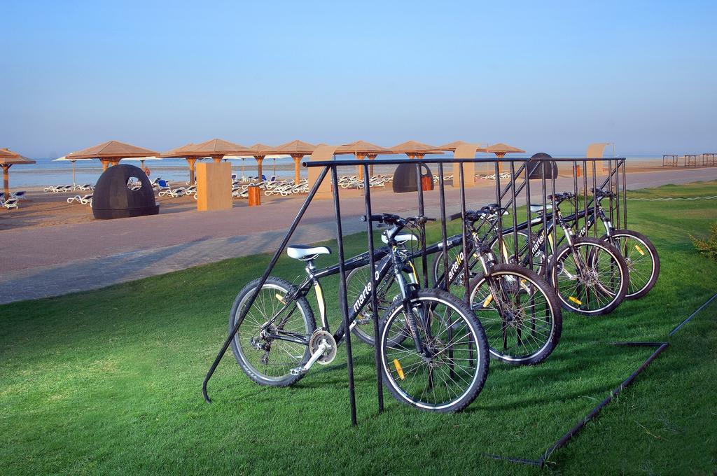 Hotel Tropitel Sahl Hasheesh Hurghada Esterno foto Bicycles at the beach