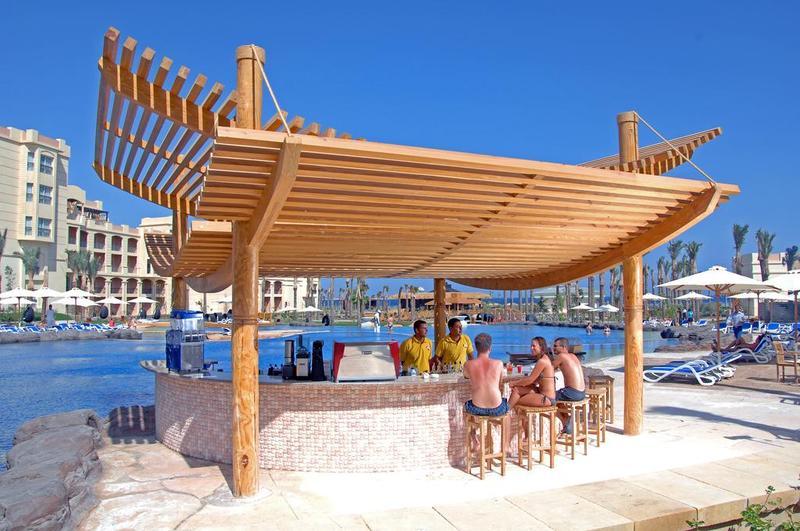 Hotel Tropitel Sahl Hasheesh Hurghada Esterno foto A swim-up bar at a resort in Egypt
