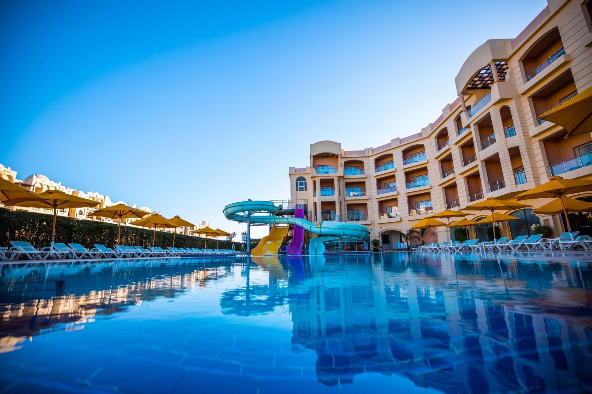 Hotel Tropitel Sahl Hasheesh Hurghada Esterno foto The swimming pool at the hotel