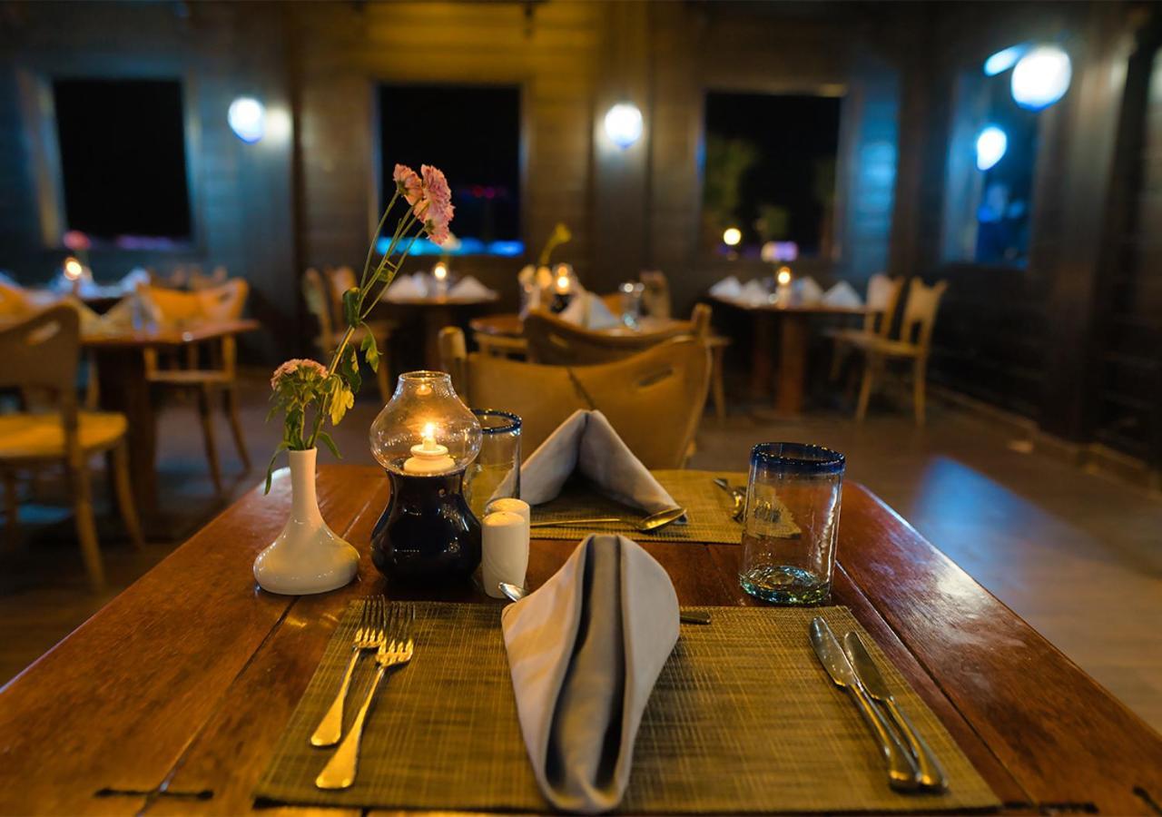 Hotel Tropitel Sahl Hasheesh Hurghada Esterno foto A restaurant in the Maldives
