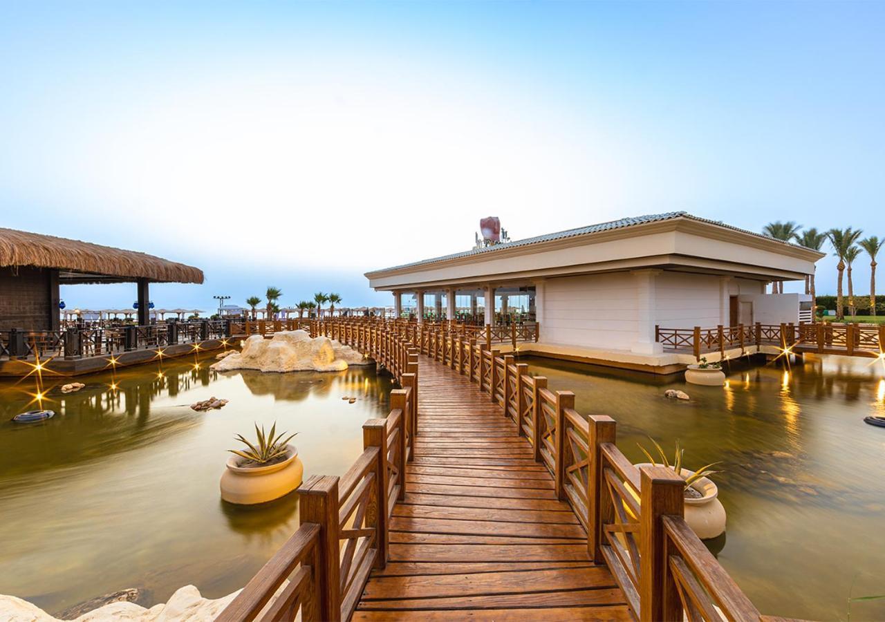 Hotel Tropitel Sahl Hasheesh Hurghada Esterno foto The resort's main bar