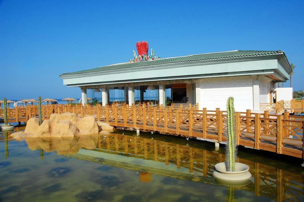 Hotel Tropitel Sahl Hasheesh Hurghada Esterno foto The restaurant on the sea