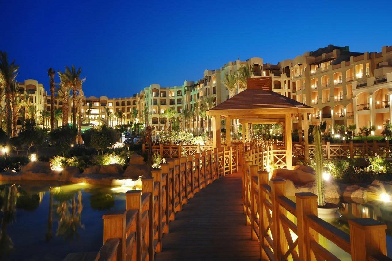 Hotel Tropitel Sahl Hasheesh Hurghada Esterno foto The resort at night